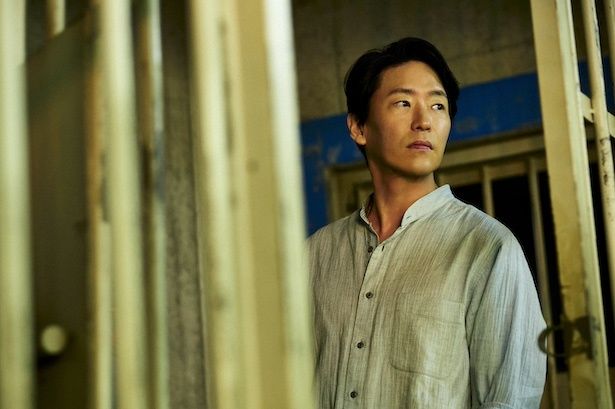 村田の右腕となるキム・フン(オム・ギジュンさん) (C)2026「TOKYO BURST」フィルムパートナーズ