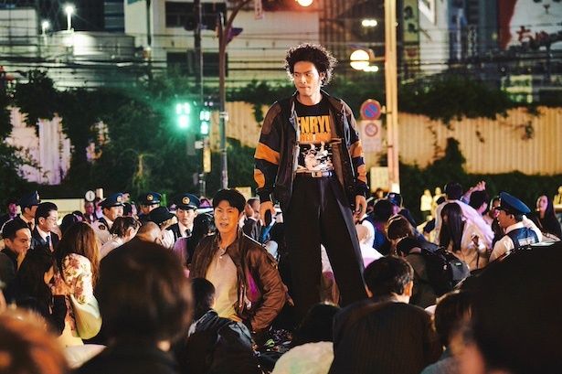 【写真】新宿中央署の新人刑事・相葉四郎(水上恒司さん)とソウル特別市警察庁の刑事チェ・シウ(ユンホさん)がバディを組んで共同捜査を開始 (C)2026「TOKYO BURST」フィルムパートナーズ