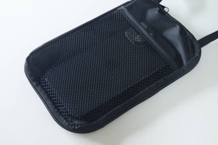 ウォレットショルダーバッグのメッシュポケットにスマートフォンを入れた状態