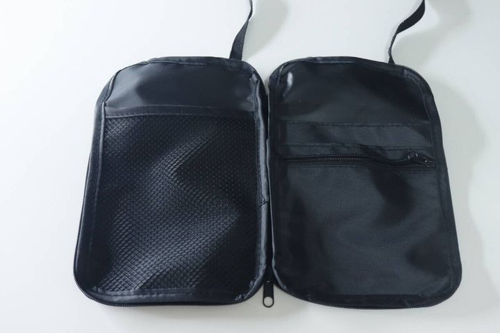 ウォレットショルダーバッグのファスナーを開き、内側を見せた状態
