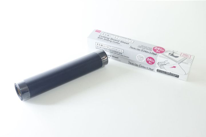 黒いまな板シートのロールと、専用ケースのパッケージが並べて置かれている