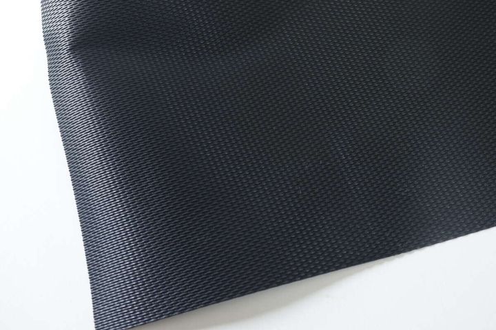 黒いまな板シートの表面にある細かい凹凸加工がクローズアップされている