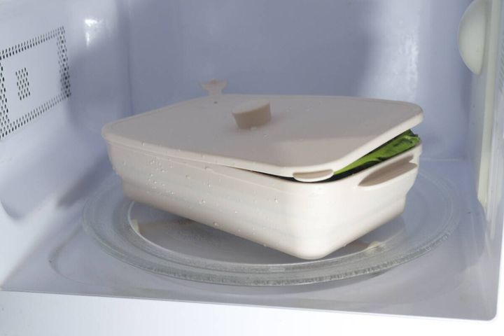 電子レンジの中で加熱されているシリコーンスチーマー