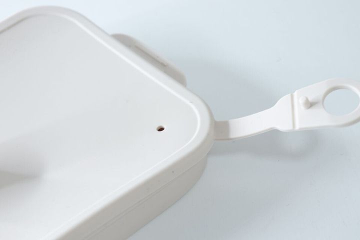 シリコーンスチーマーの蓋にある蒸気口と栓