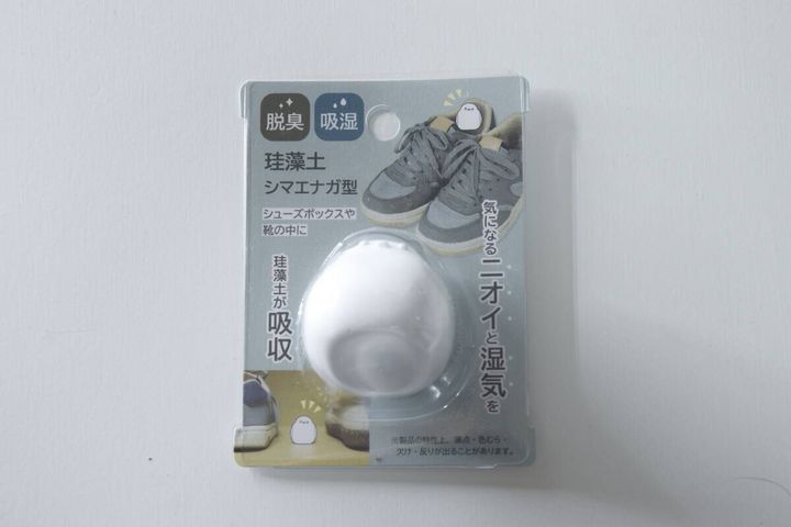 セリアの脱臭吸湿珪藻土シマエナガ型のパッケージ