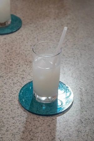 「Eau」の水流のようなアクリルコースターに、夏季限定の“アクアブルー”が新登場！