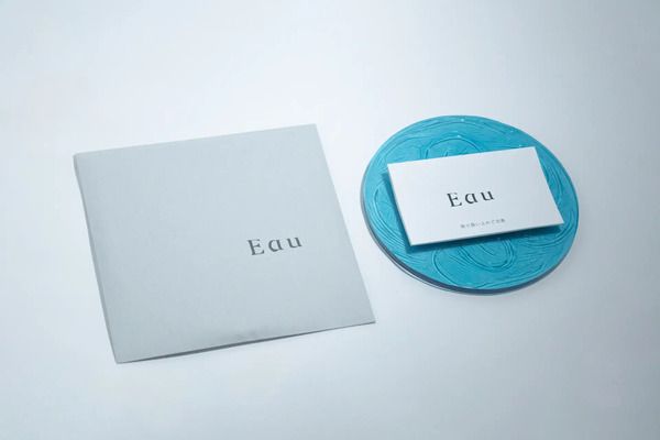 「Eau」の水流のようなアクリルコースターに、夏季限定の“アクアブルー”が新登場！