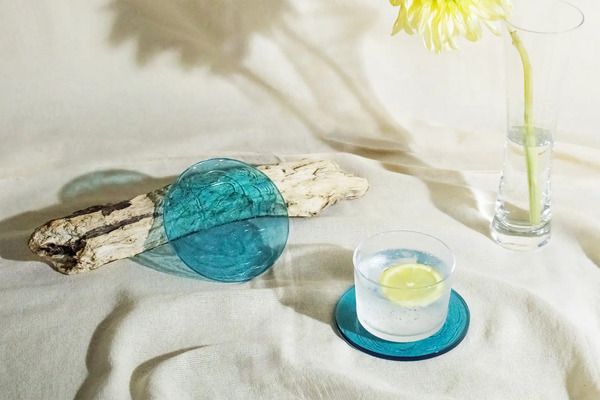 「Eau」の水流のようなアクリルコースターに、夏季限定の“アクアブルー”が新登場！