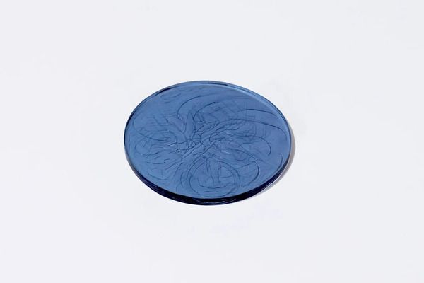 「Eau」の水流のようなアクリルコースターに、夏季限定の“アクアブルー”が新登場！