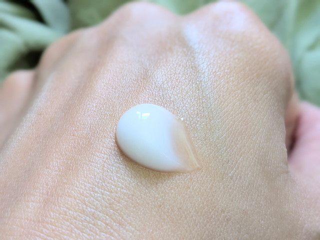 ヴェルヴェーヌ パフュームド ハンドクリームのテクスチャーを手の甲に出した状態。白いなめらかなクリーム