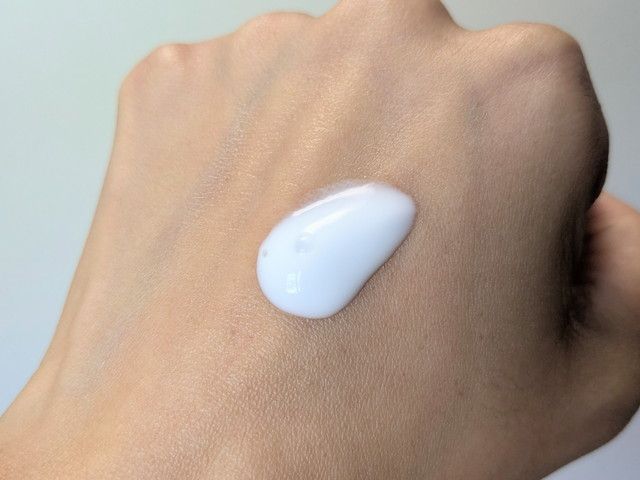 ヴェルヴェーヌ パフュームド ボディミルクのテクスチャーを手の甲に出した状態。白いクリーミーなミルク