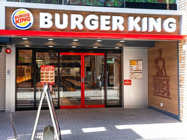 バーガーキング公式Xは7月2日に投稿を更新。人気サイドメニュー2個500円キャンペーンが最終日と告知し、話題を集めています。（サムネイル画像出典：PIXTAより）