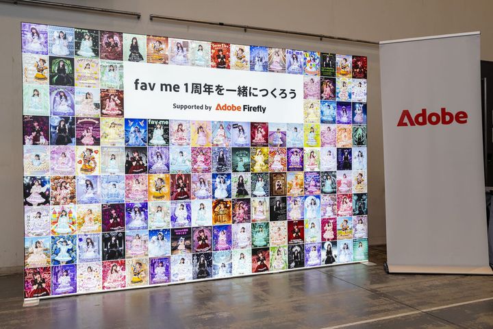 ライブ本編MC中にステージ大型スクリーンで応募作品のアワードを発表する「fav me」メンバー