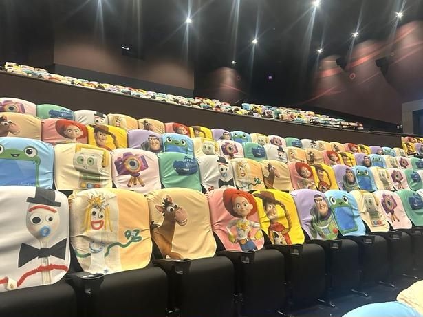 【写真を見る】ウッディ、ジェシー、新キャラまで全10種類の絵柄！「トイ・ストーリー・シアター」のシートに座って最新作を楽しもう(※写真はTOHOシネマズ 日比谷。実施スクリーンとは異なるスクリーン内で撮影しています) [c]2026 Disney/Pixar. All Rights Reserved.