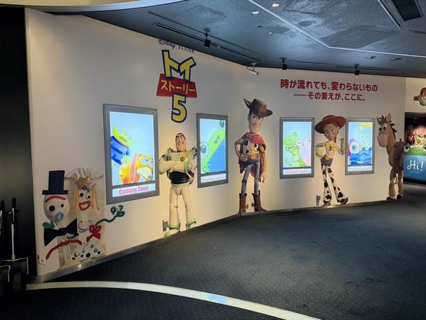 スクリーンに向かうまでの道も見どころ満載！(TOHOシネマズ なんば) [c]2026 Disney/Pixar. All Rights Reserved.