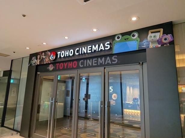 入口でおもちゃたちがお出迎え(TOHOシネマズ 渋谷) [c]2026 Disney/Pixar. All Rights Reserved.