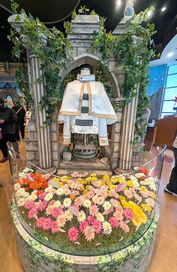 花畑にディスプレイされたフリーレンの「ジャケット」(9900円)は、なんとグッズとして購入できる！
