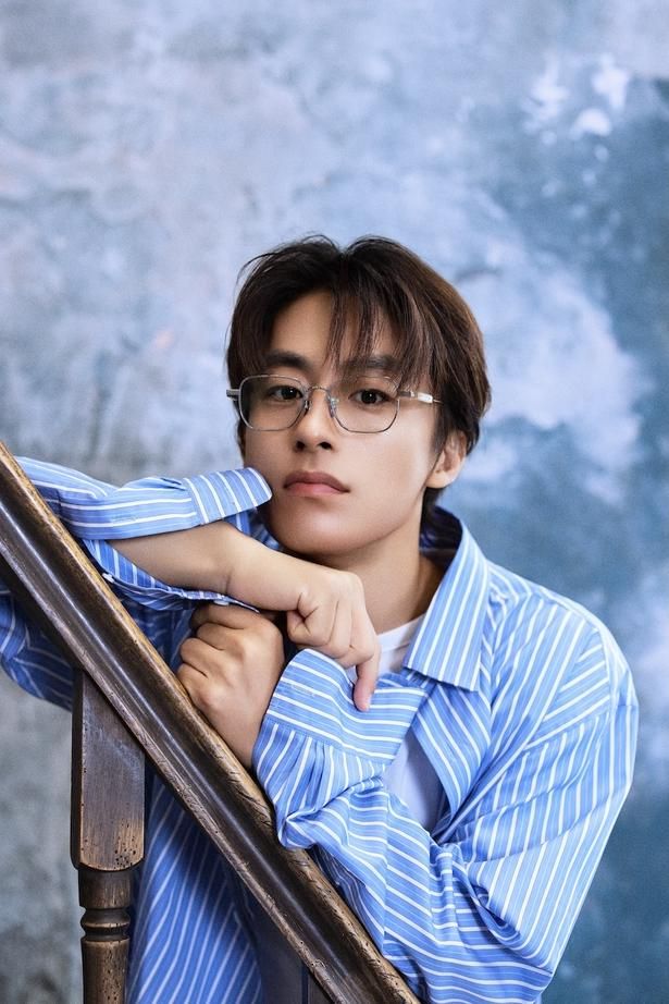 【写真を見る】爽やかストライプシャツのク・ギョファンをスペシャルシュート！ 撮影/JANG HOMIN
