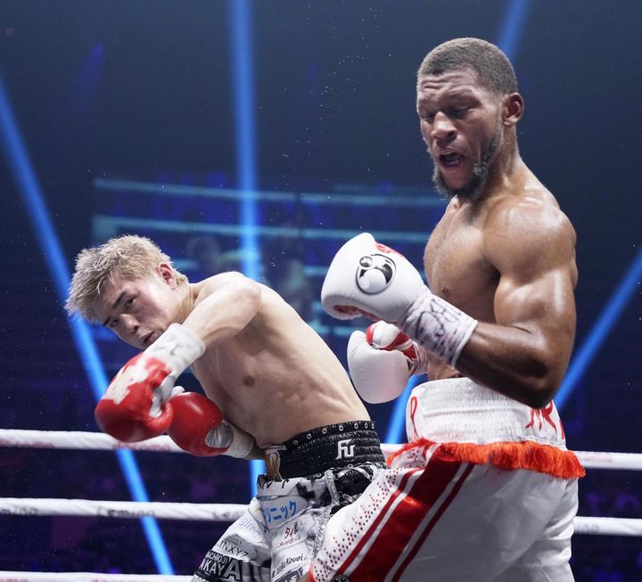 画像: 佐々木尽 ＷＢＯウェルター級戦 ４回、ブライアン・ノーマン（右）を攻める佐々木尽＝大田区総合体育館