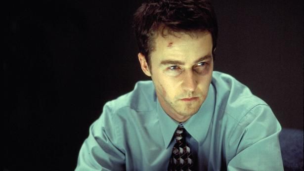 不眠症の青年ジャックを演じたのは演技派スター、エドワード・ノートン ファイト・クラブ 4K UHD ＋ ブルーレイ セット/発売中/発売元：ウォルト・ディズニー・ジャパン/発売・販売元：ハピネット・メディアマーケティング [c] 2026 20th Century Studios
