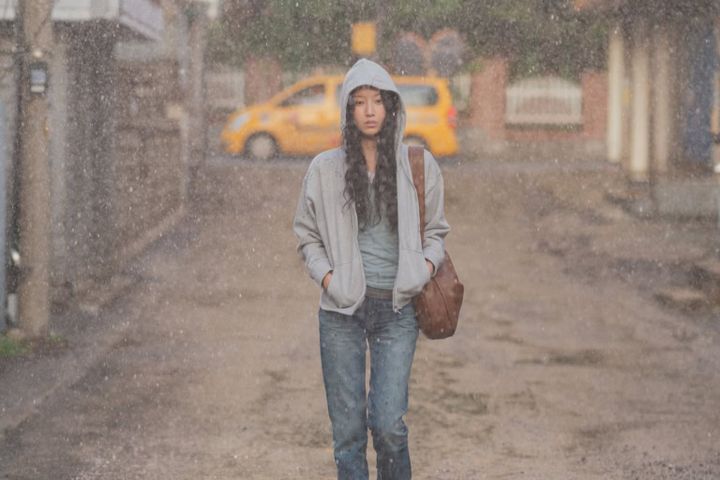 映画『サヨナラの引力』より雨に打たれながらさまようジョンウォン（ムン・ガヨン）