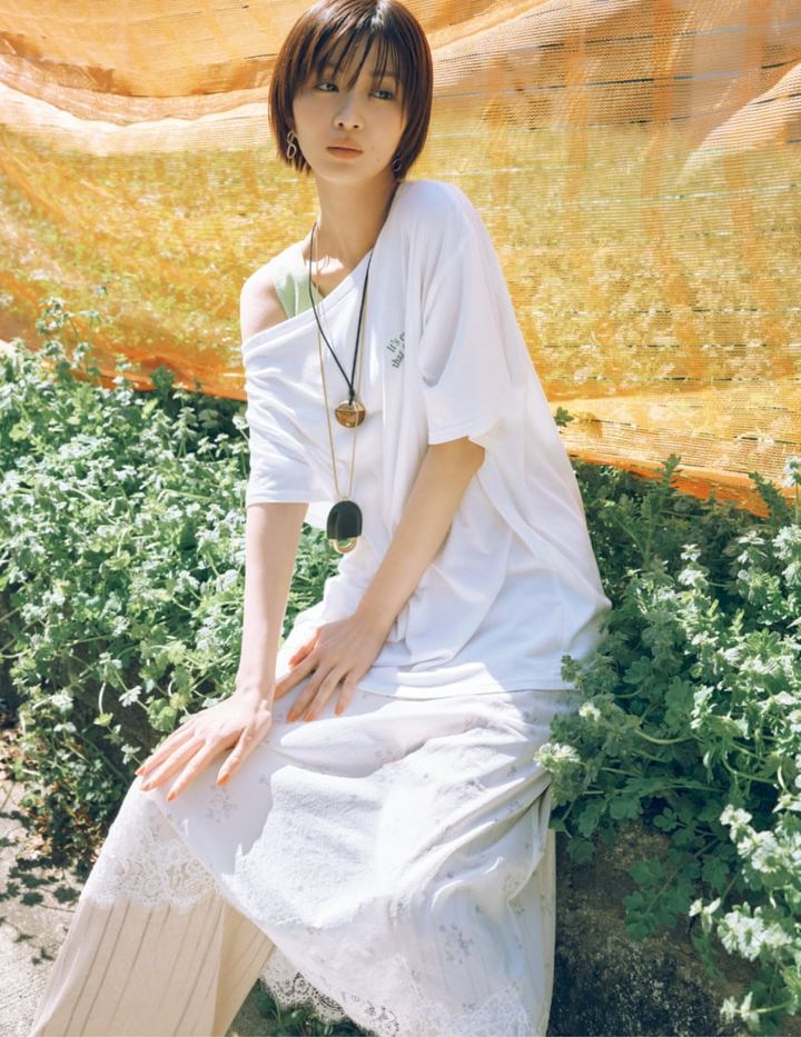 ワンショルTシャツ￥5,500（アングリッド） スカート￥5,990、セットネックレス￥5,990（ともにザラ／ザラ カスタマーサービス） パンツ￥16,300（ホワイト） ピアス￥52,800（ブランイリス／ブランイリス トーキョー）
