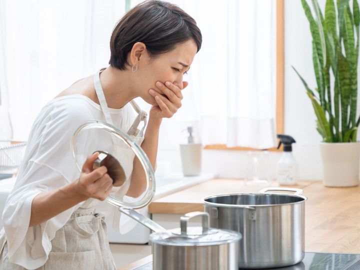 【医師が回答】「しっかり加熱すれば安全」と思いがちですが、カレーに潜むウェルシュ菌は非常に厄介な菌です。加熱が菌を増やすきっかけになることもあります。食中毒を防ぐポイントを解説します。（※画像：Shutterstock.com）