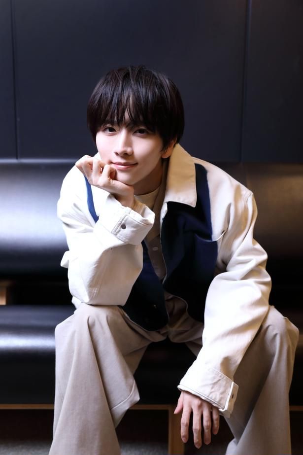 【写真を見る】不敵な笑みに魅了される…板垣李光人の“美”が詰まった撮りおろし！ 撮影/杉映貴子 ヘアメイク/FUJIU JIMI スタイリスト/Dai Ishii