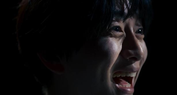 証言シーンで披露する狂気の表情。いったいなにが [c]2026 映画「口に関するアンケート」製作委員会