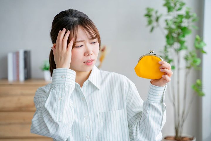 梅雨の時期に無駄遣いを減らすコツは？（画像はイメージ）