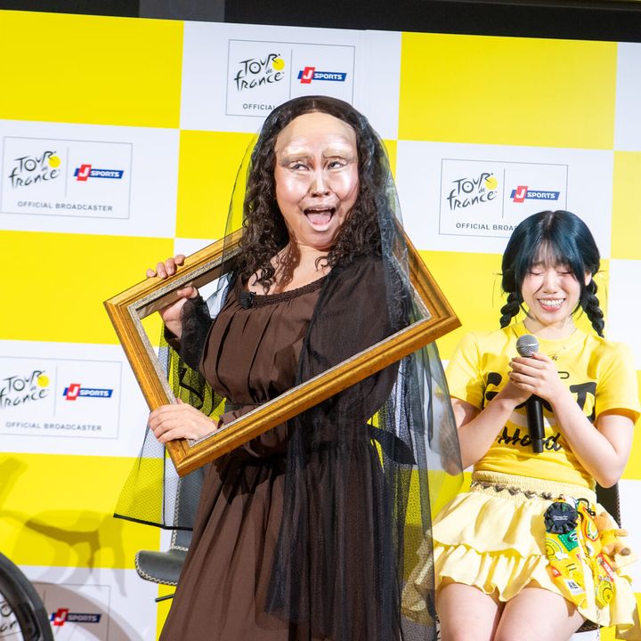 モナリザ姿で笑いを誘うキンタロー。さんとME:IのAYANEさん