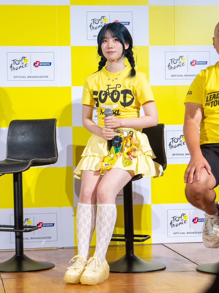視聴者へメッセージを送るME:IのAYANEさん