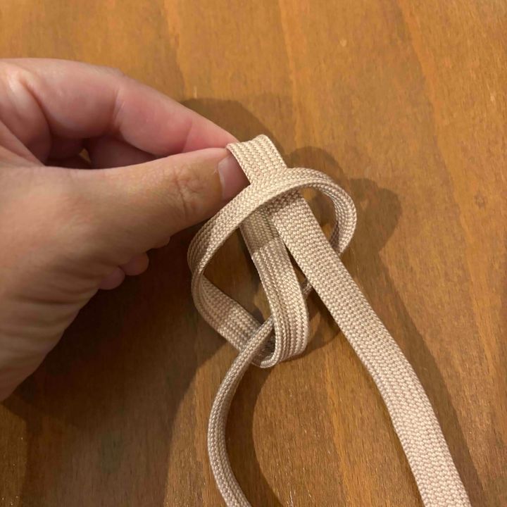 輪っかに紐を通しているところ