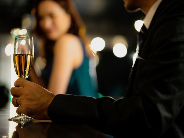 貧困から這い上がり、成功を手にした46歳男性。しかし、その一方で妻との関係は悪化し、離婚。その後、「もっと自分にふさわしい女性を」と2度目、3度目の結婚をするも、満足できていない。理想のパートナーを追い求める男性の価値観とは。※画像：PIXTA