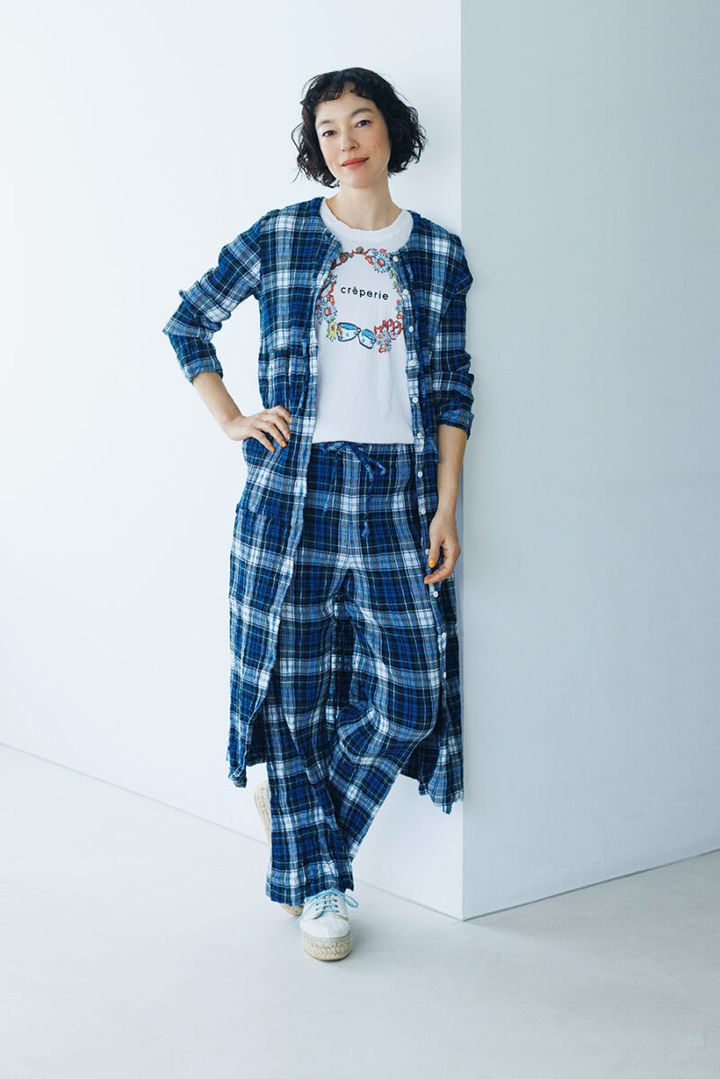 シャツワンピース¥47,300、パンツ¥31,900、中のトップス¥28,600／すべてクレプリ ツモリチサト（チームES）、スニーカー参考商品／ツモリチサト（津森千里デザインスタジオ）