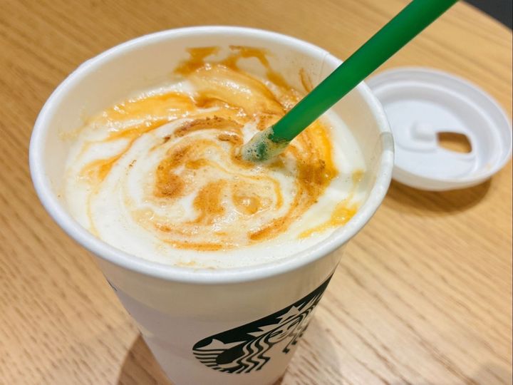 スタバ【無料カスタムでお得になるポイント】氷を少なくしたら、その分ミルクを増やすべし！