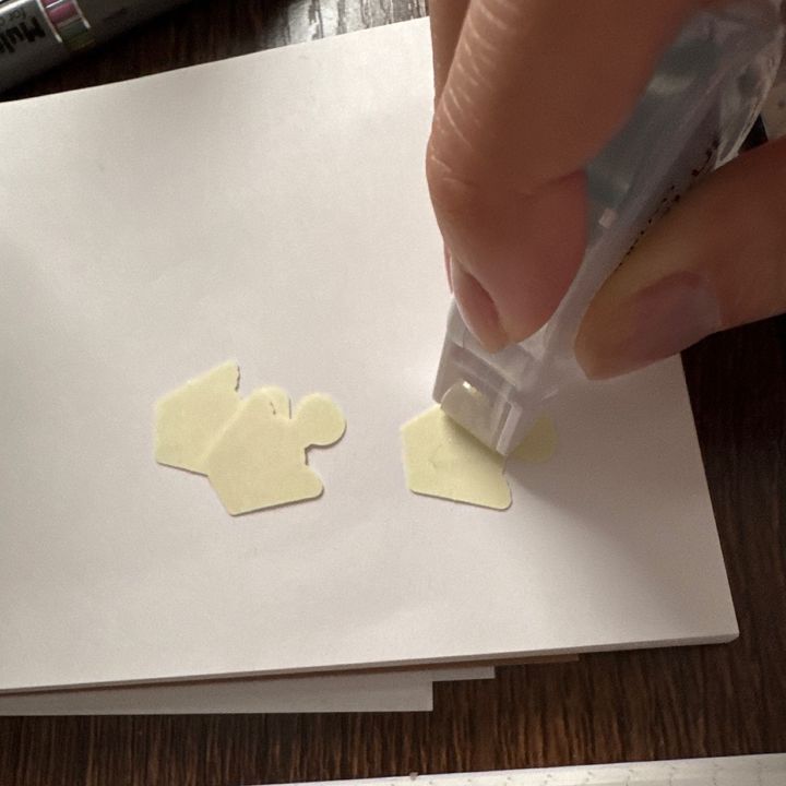 テープのりをシールの後ろに付けます。