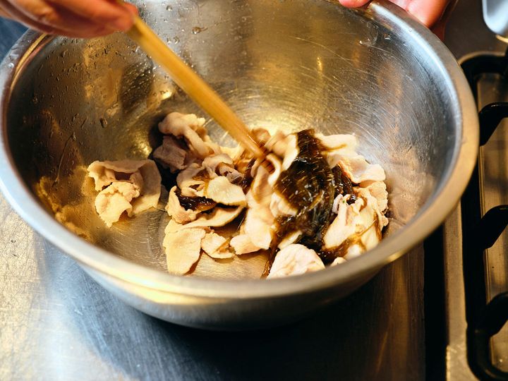 豚肉を焼いて、仕上げる