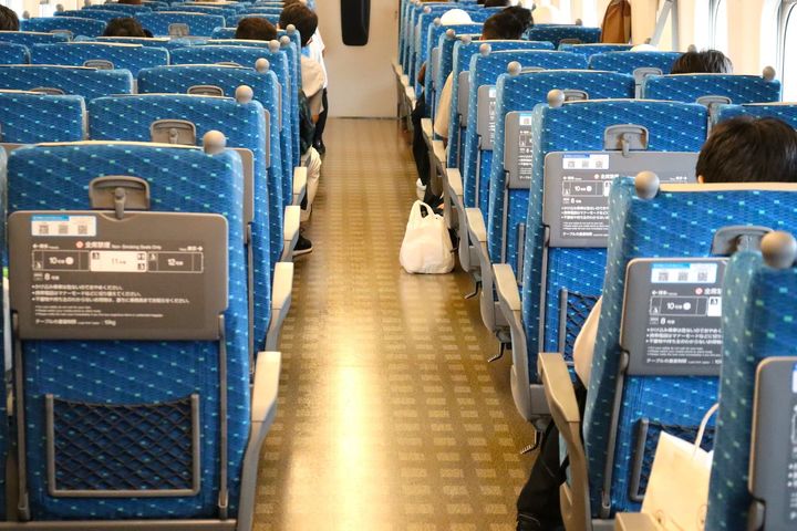 隣席からの無言の圧力や嫌がらせには、一人で耐えずに第三者を頼りましょう