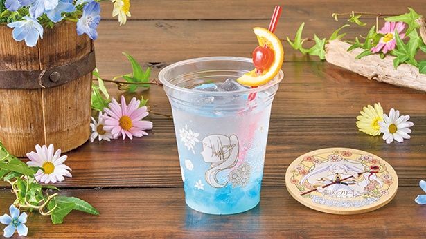 「花香る フリーレンのホワイトソーダ」(単品800円/フリーレンコースター付き1400円)には、フリーレンの杖をイメージした飾りが添えられている 画像提供：ユニバーサル・スタジオ・ジャパン