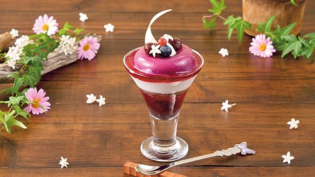 「フェルンのチェリー＆ブルーベリーパフェ」(単品1200円/蝶のスプーン付き2200円)のスプーンは、ステンレス製で長く愛用できそうだ 画像提供：ユニバーサル・スタジオ・ジャパン