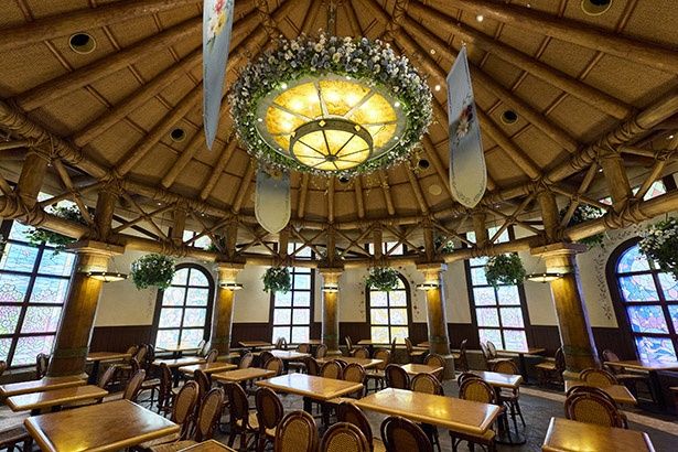 店内装飾もフリーレン仕様に 画像提供：ユニバーサル・スタジオ・ジャパン