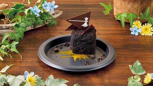 見た目によらず、しっかりとした甘さの「シュタルクのショコラ＆ラズベリーケーキ」(1000円) 画像提供：ユニバーサル・スタジオ・ジャパン