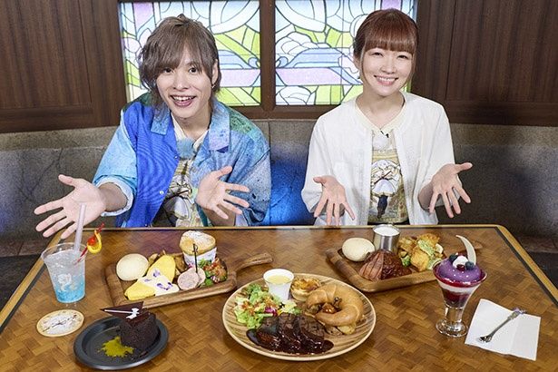 料理を楽しむ岡本さんと種崎さん 画像提供：ユニバーサル・スタジオ・ジャパン