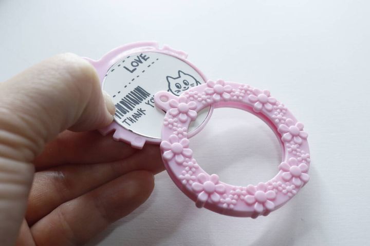 手でミニフレームキットの内枠にカットした紙をセットしている