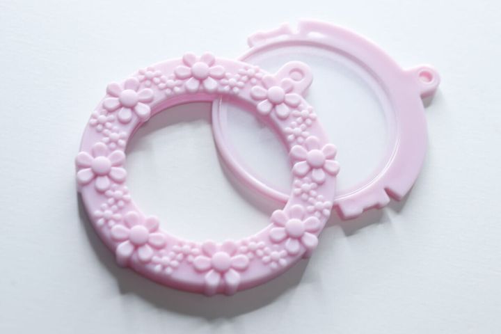 ピンクのミニフレームキットの外枠と内枠が分離している様子