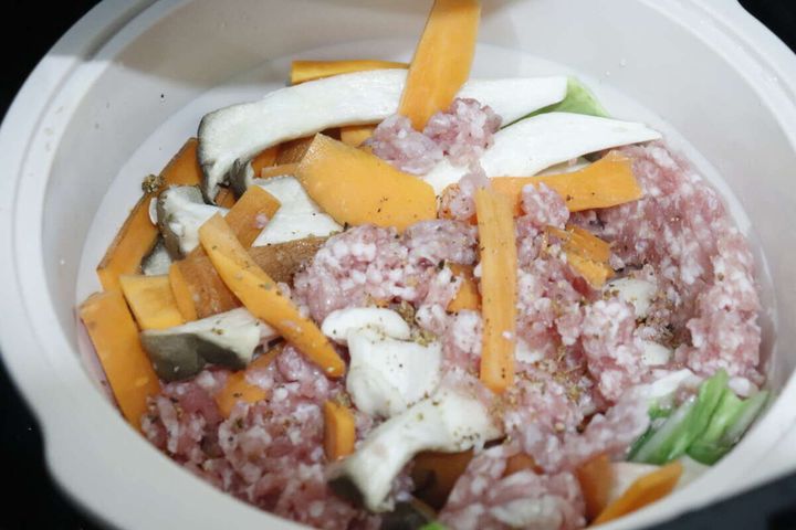 スチーマーにひき肉と野菜を入れ調味料を振る