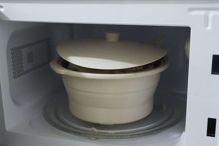 電子レンジの中で加熱中のシリコーンスチーマー