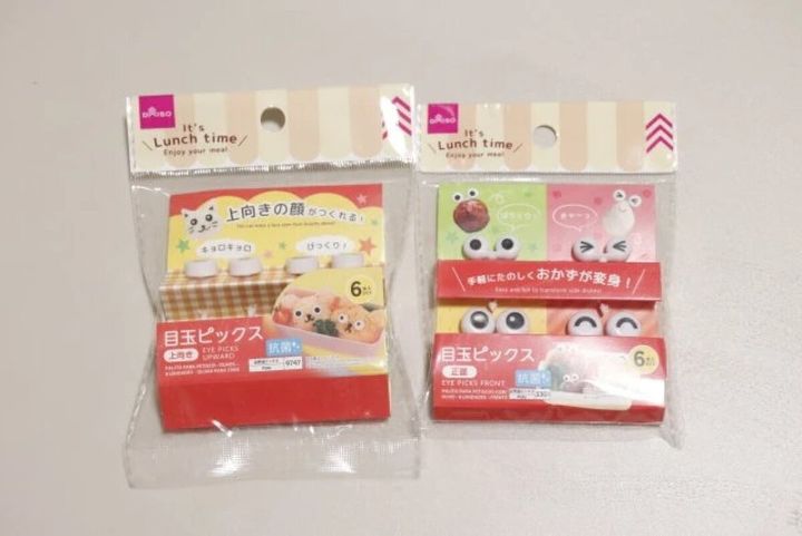 ダイソーの抗菌目玉ピックス2種類がパッケージに入っている