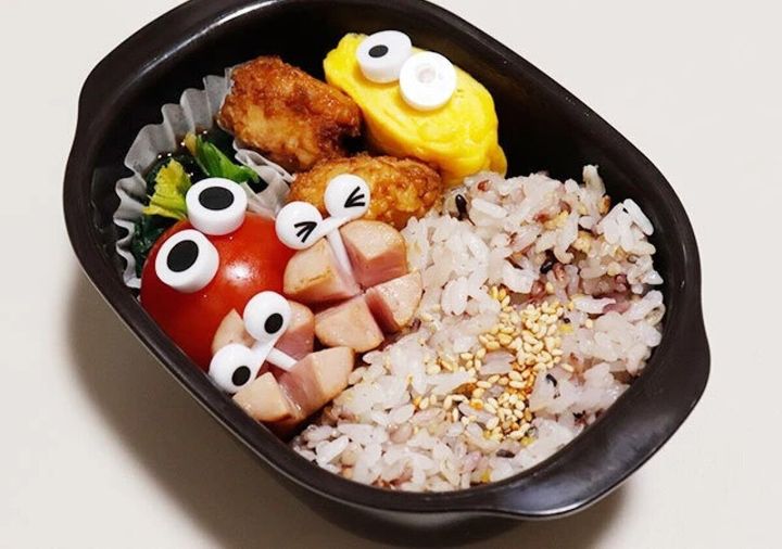 目玉ピックスでデコレーションされたおかずが入ったキャラ弁